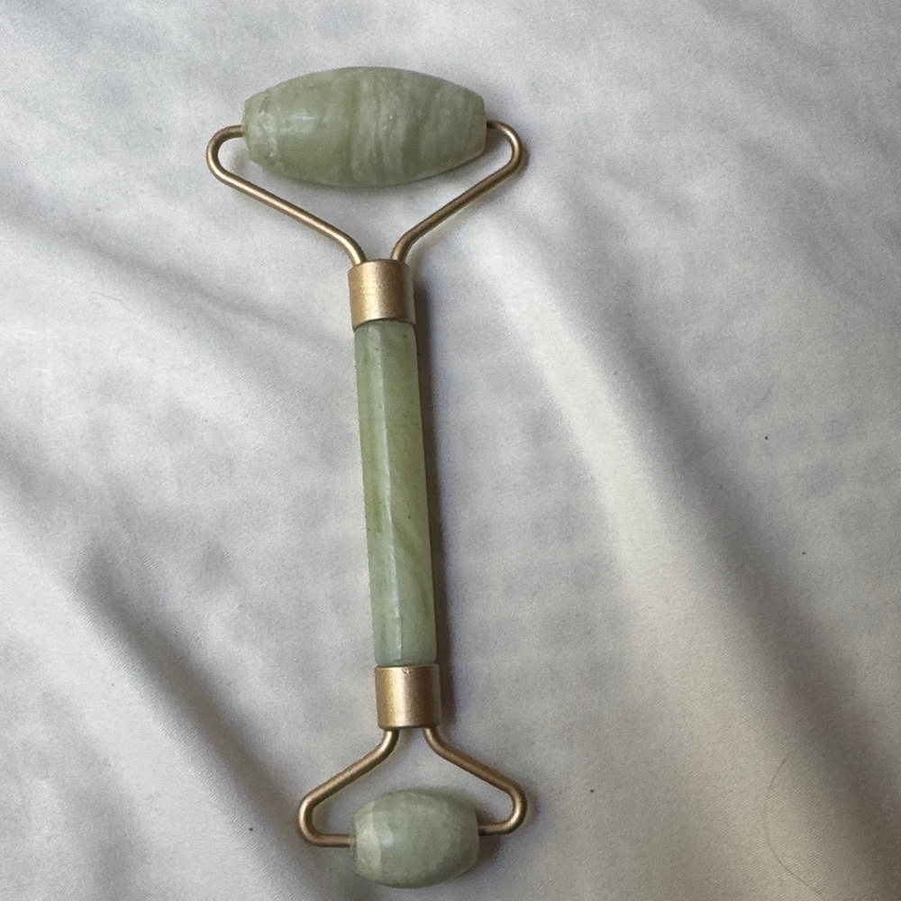 EcoTools Green and Gold Skincare Roller - Picture 2 of 2